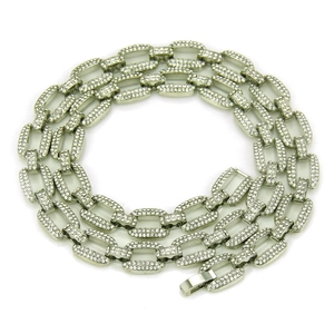 Collier hip hop avec maillons argentés et diamants étincelants style glacé chic