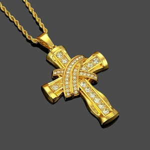 Pendentif croix 3D dorée serti de strass brillants avec chaîne torsadée style Hip Hop