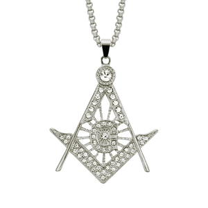 Gros plan du pendentif franc-maçon glacé avec finition argent et strass brillants