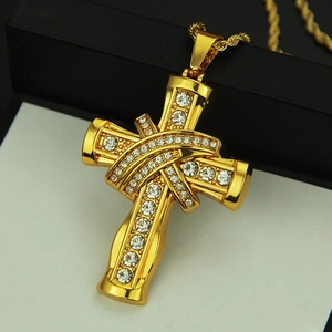 Détail du pendentif croix hip-hop doré avec strass étincelants et chaîne de style corde