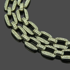 Chaîne cubaine de luxe argentée sertie de diamants avec vue diagonale élégante