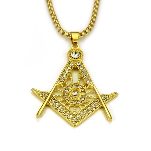 Détail du pendentif maçonnique doré avec lettre G et strass brillants sur la chaîne