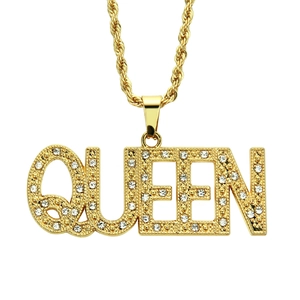 Détail du pendentif Queen doré hip-hop avec strass scintillants et chaîne de corde