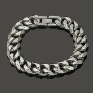 Bracelet gourmette pour homme en acier inoxydable argenté avec fermoir sur fond noir brillant