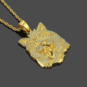 Vue détaillée du pendentif tête de chien hip-hop doré avec strass et chaîne torsadée