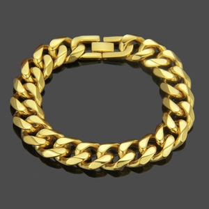 Vue détaillée d'un bracelet gourmette cubain plaqué or avec fermoir à rabat sécurisé