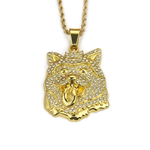 Gros plan détaillé du pendentif chien hip hop plaqué or avec cristaux étincelants