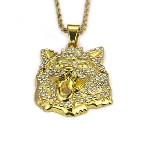 Gros plan macro d'un pendentif bouledogue hip hop plaqué or 14 carats avec strass brillants