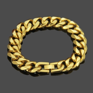 Bracelet gourmette doré poli pour hommes avec fermoir pliable sur fond effet miroir