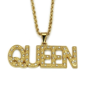 Détail du pendentif Queen hip-hop avec cristaux brillants sur une chaîne de corde dorée