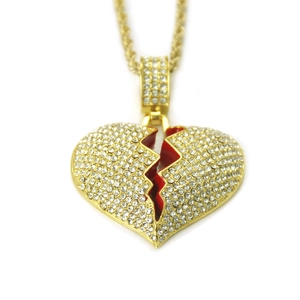 Détail du collier hip hop avec pendentif cœur brisé, émail rouge et chaîne de corde dorée