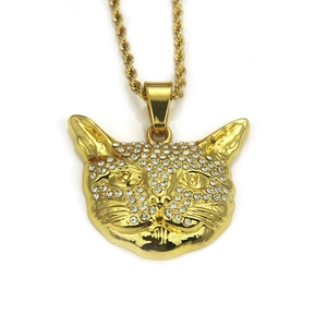 Vue détaillée du collier pendentif chat 3D hip hop avec cristaux et chaîne torsadée dorée