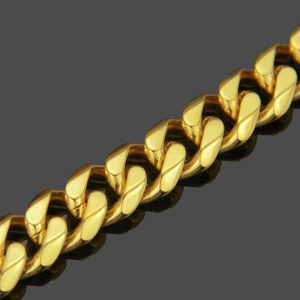Vue détaillée de la chaîne gourmette dorée polie avec des reflets métalliques brillants