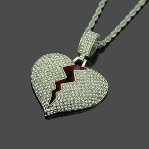 Pendentif cœur brisé hip hop avec strass blancs et émail rouge sur chaîne corde