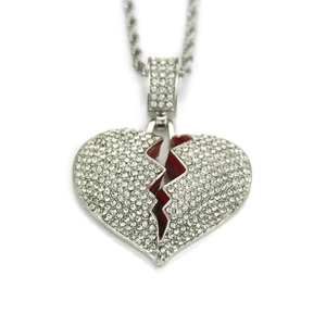 Détail du pendentif cœur brisé hip-hop avec chaîne torsadée argentée et émail rouge vif