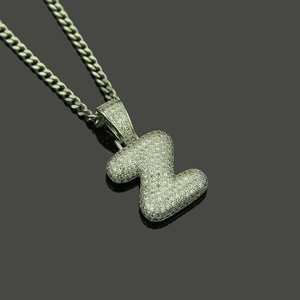 Vue macro du pendentif lettre Z bulle avec zircons cubiques micro-pavés et chaîne cubaine