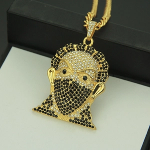 Collier hip-hop avec pendentif masque serti de strass noirs et blancs au fini étincelant