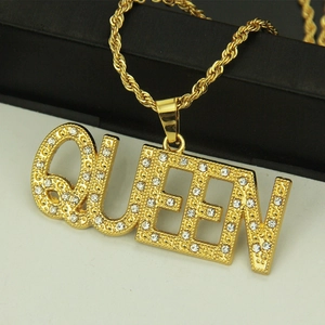 Collier avec pendentif Queen en or serti de pierres brillantes et chaîne torsadée hip hop