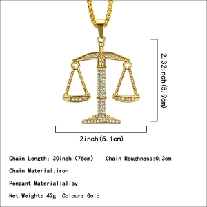 Collier hip hop pendentif balance de la justice avec cristaux et chaîne de 76 cm