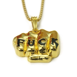 Vue macro du pendentif poing doré avec gravure FUCK sur les jointures et chaîne à maillons