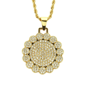 Dettaglio del ciondolo a girasole dorato con strass bianchi e catena a corda intrecciata