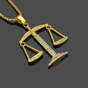 Collier pendentif balance de la justice hip hop doré serti de zircons cubiques brillants
