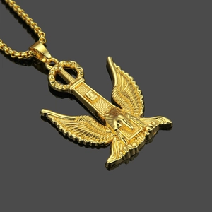 18K vergoldete Adler Anker Halskette mit detailliertem Flügel und Schwert Design