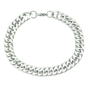 Gros plan d'un bracelet gourmette argenté lourd avec fermoir mousqueton pour hommes