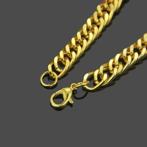 Catena a maglie cubane placcata in oro 18 carati con chiusura a moschettone su fondo nero