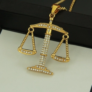 Collier pendentif balance de la justice doré avec strass brillants pour homme style hip hop