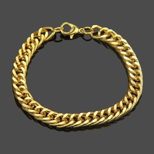 Κλασικό επίχρυσο βραχιόλι 18K Cuban link με κούμπωμα καβουράκι σε μαύρο φόντο
