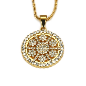 Detail eines Hip-Hop-Sonnenblumen-Anhängers mit Kristallen und goldener Kordelkette
