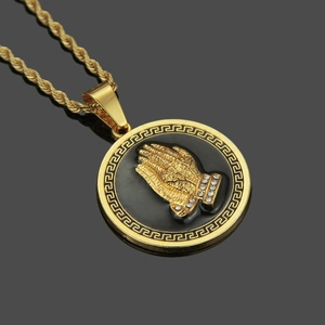 Goldene Rundmedaillon-Halskette mit betenden Händen und Mäander-Rand an einer Seilkette