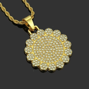 Collana con ciondolo a girasole dorato con strass scintillanti su catena a corda nera
