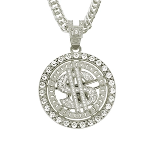 Détail du collier argenté avec pendentif dollar rotatif serti de zircons cubiques