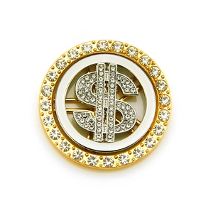 Gros plan sur pendentif dollar hip hop rotatif avec cristaux blancs en or et argent