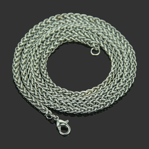Collier maille épis en argent pour homme avec fermoir mousqueton sur fond noir miroir