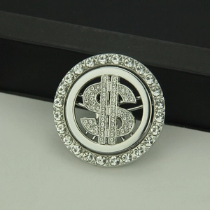 Détail macro d'un accessoire signe dollar argenté serti de strass brillants style hip-hop