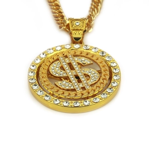Détail du pendentif dollar hip-hop doré avec cristaux et grosse chaîne cubaine