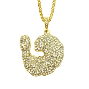 Détail du pendentif bras musclé de style hip hop avec placage en or et pierres de zircon