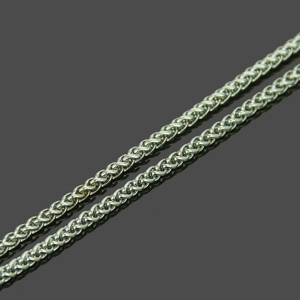 Macro d'un collier chaîne épi en argent avec maillons détaillés en acier inoxydable