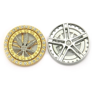 Charmant pendentif rotatif en forme de feuille d'érable en métal avec placage or argent bijoux