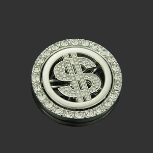 Vue détaillée de l'accessoire rotatif en forme de dollar argenté avec des strass brillants
