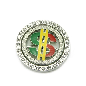 Détail macro d'une breloque dollar rotative avec émail coloré et strass brillants sur le bord
