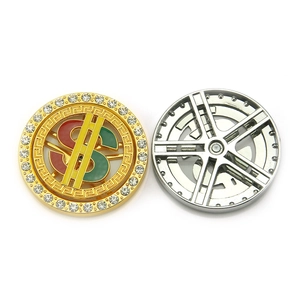 Pendentif dollar rotatif en métal avec émail coloré et bordure à motif grec