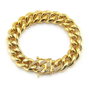 Vue détaillée d'un bracelet gourmette hip-hop doré avec un fermoir orné de diamants fins