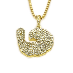 Gros plan d'un pendentif hip hop doré serti de zircons et sa chaîne à billes brillante