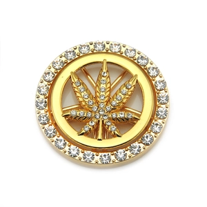 Vue détaillée d'un accessoire feuille d'érable dorée orné de strass en cristal clair