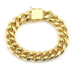 Détail d'un bracelet gourmette cubaine en or 18 carats avec fermoir carré serti de diamants