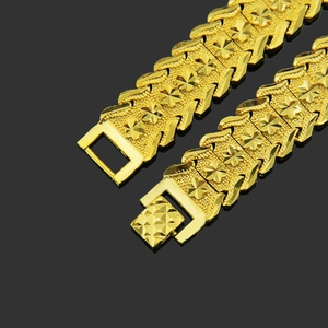 Bracciale da uomo placcato oro 18k stile orologio con rilievo a stella e design industriale